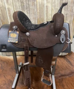 Double J Saddlery 14 Inch Wide Pozzi Barrel Saddle -Heydudes Cowboy Shop side 673b0abc def0 49f5 aaba 9de43da16017 scaled